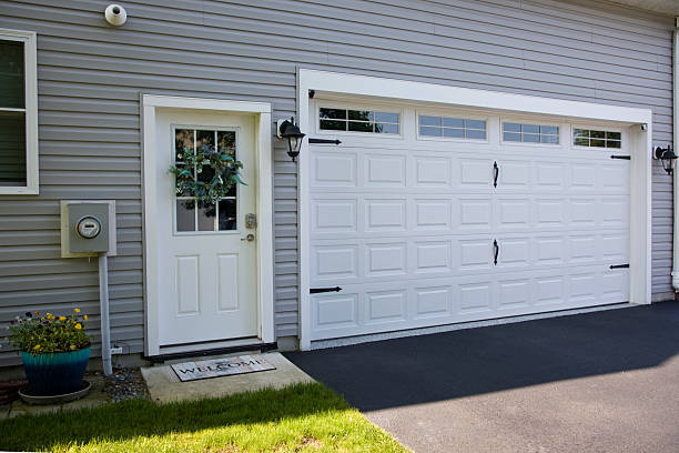 24/7 Emergency Garage Door Panel Replacement experts in Smithville, TX